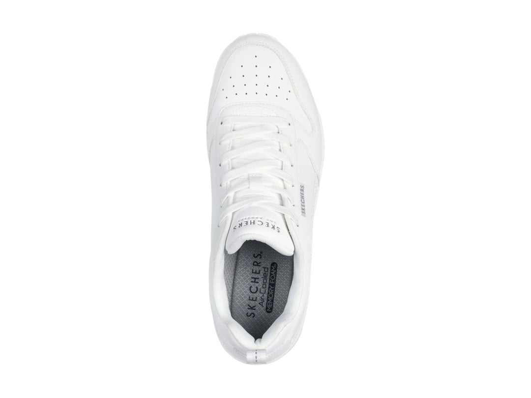 Tenis blancos Skechers de corte bajo con amortiguación de aire visible en el talón.