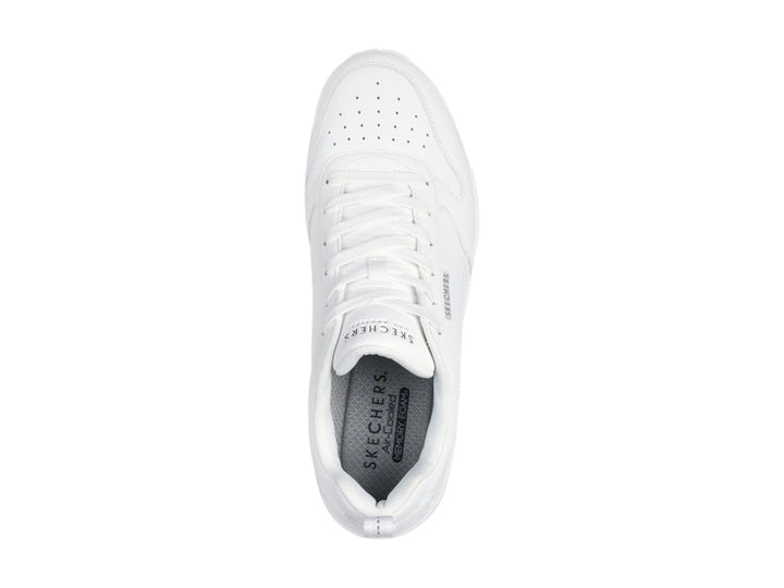 Tenis blancos Skechers de corte bajo con amortiguación de aire visible en el talón.