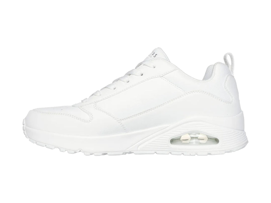 Tenis blancos Skechers de corte bajo con amortiguación de aire visible en el talón.