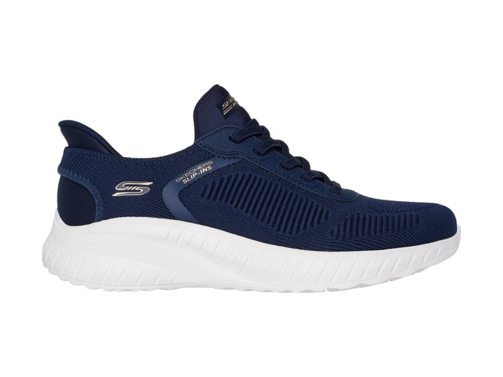 Tenis deportivos Skechers color azul marino con suela blanca y tejido transpirable.