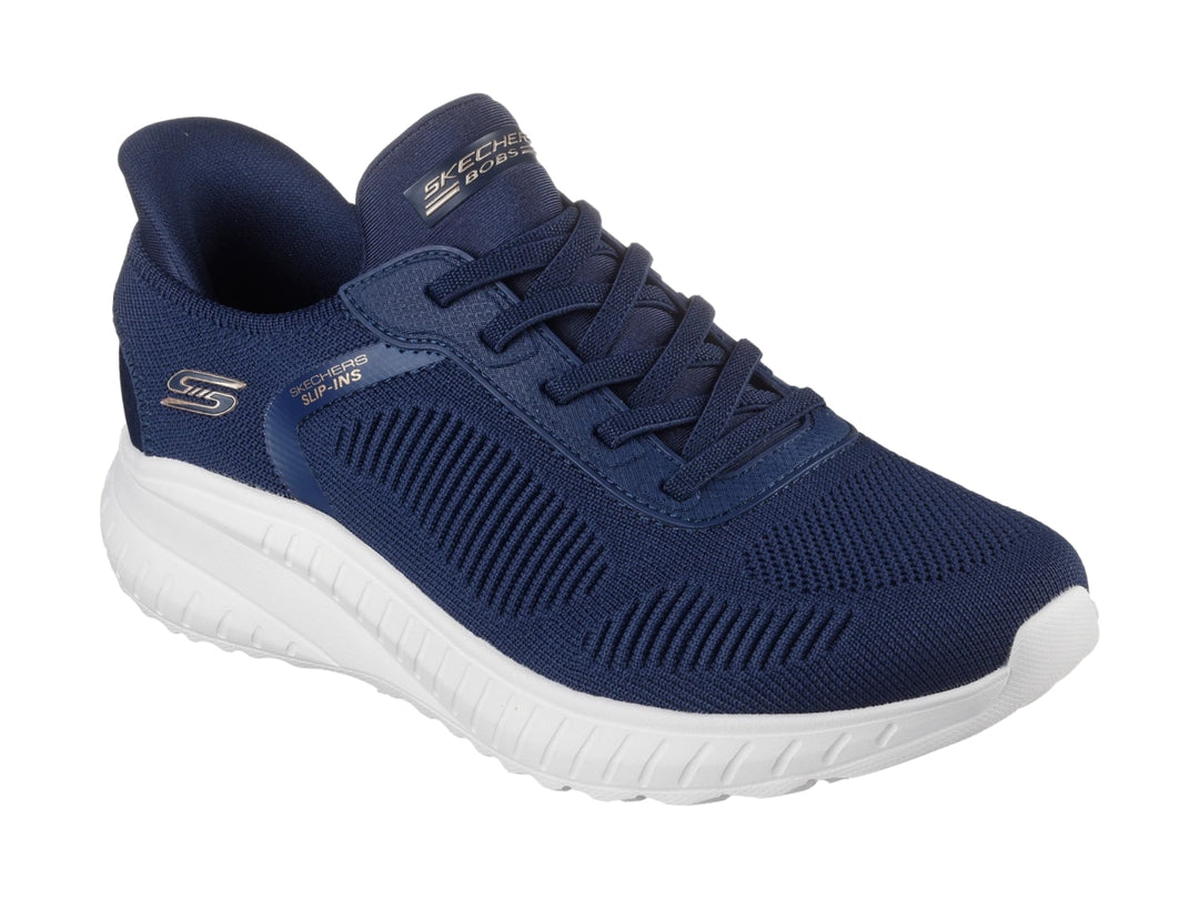 Tenis deportivos Skechers color azul marino con suela blanca y tejido transpirable.