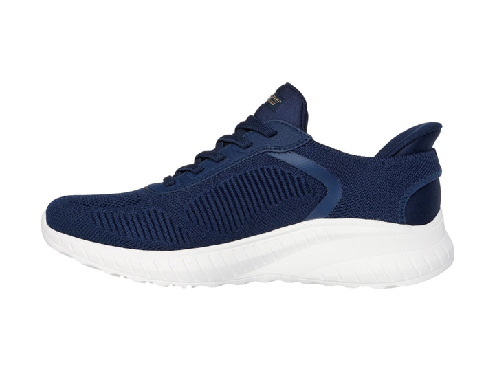 Tenis deportivos Skechers color azul marino con suela blanca y tejido transpirable.