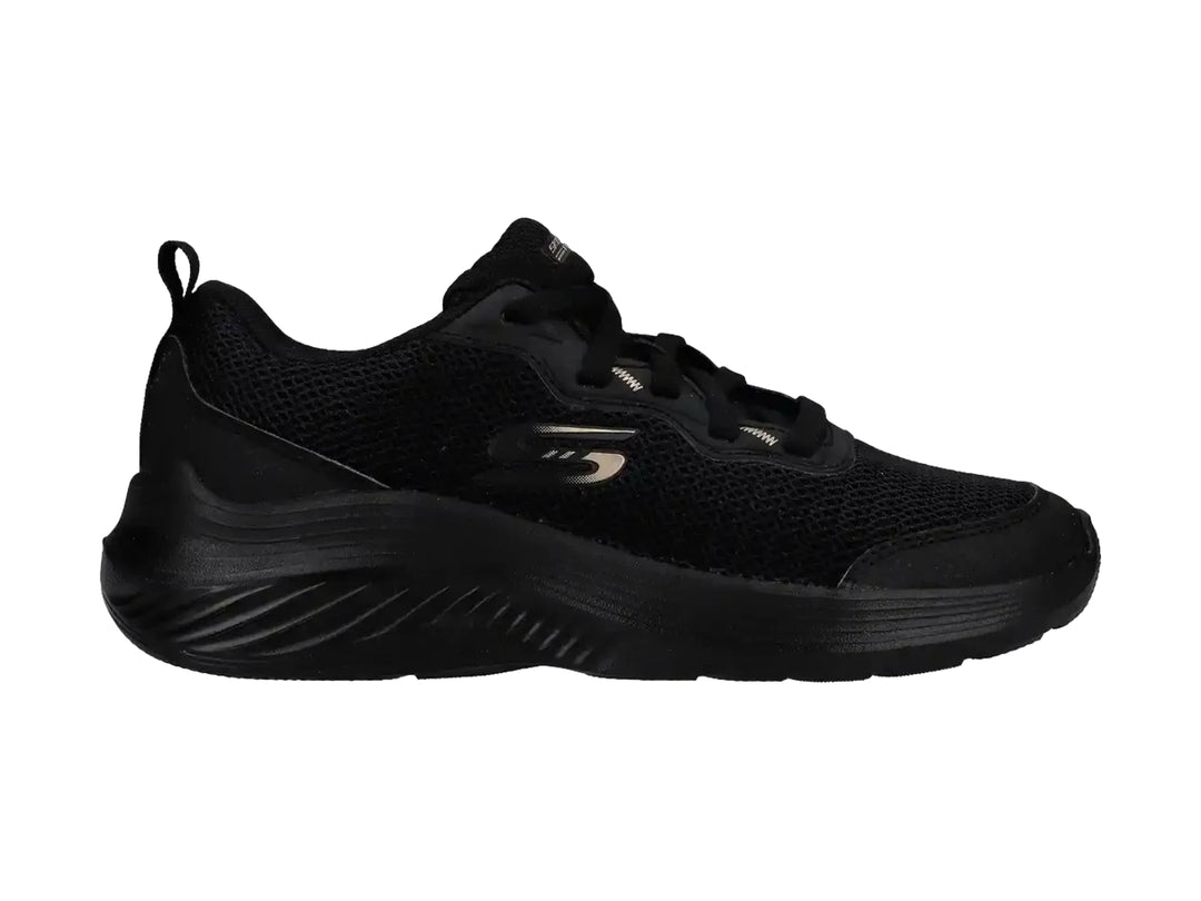 Tenis deportivos Skechers color negro con tejido de malla y suela robusta.