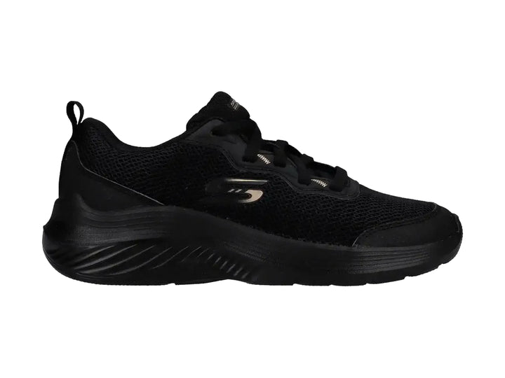 Tenis deportivos Skechers color negro con tejido de malla y suela robusta.