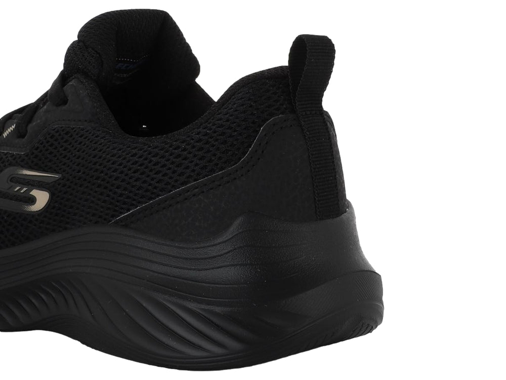 Tenis deportivos Skechers color negro con tejido de malla y suela robusta.
