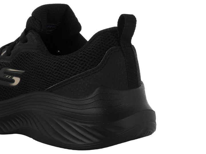 Tenis deportivos Skechers color negro con tejido de malla y suela robusta.