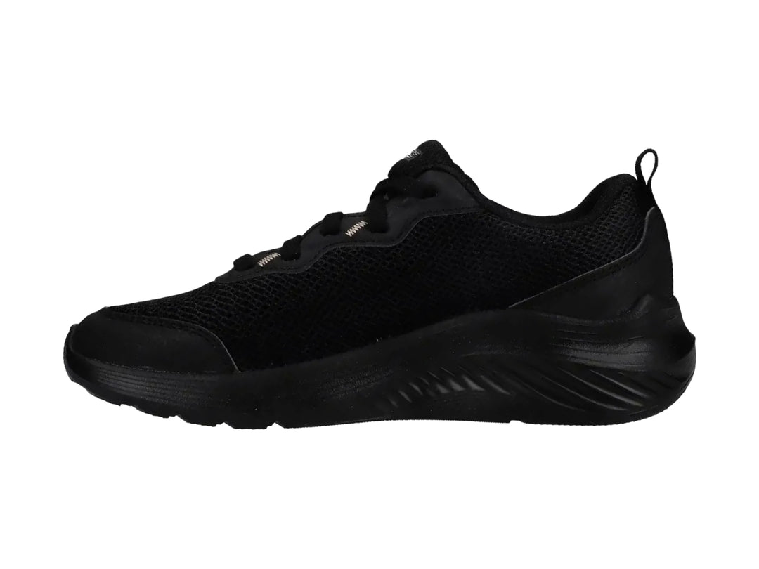 Tenis deportivos Skechers color negro con tejido de malla y suela robusta.