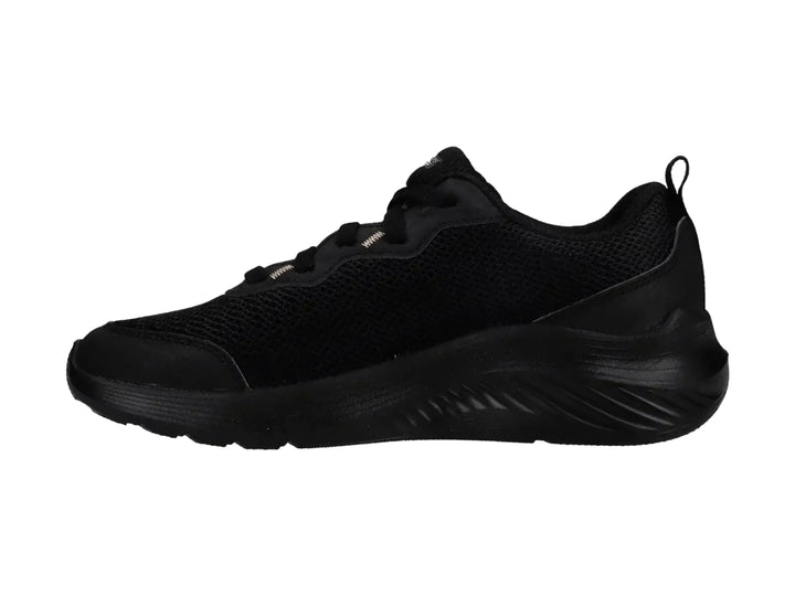 Tenis deportivos Skechers color negro con tejido de malla y suela robusta.