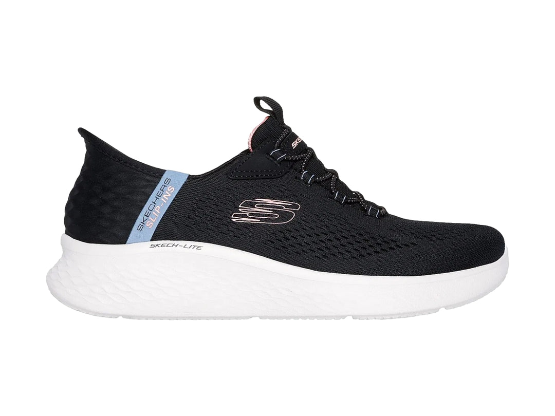 Tenis deportivos Skechers para mujer en color negro con suela blanca y detalle azul lateral.
