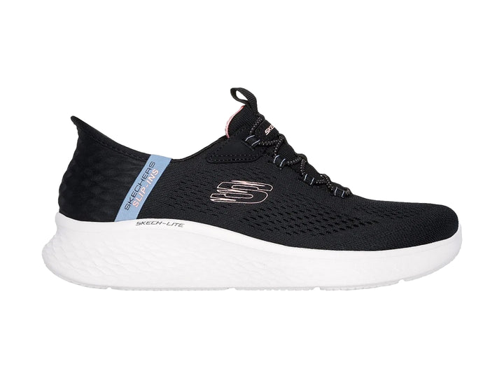 Tenis deportivos Skechers para mujer en color negro con suela blanca y detalle azul lateral.