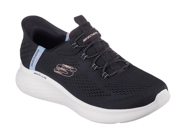 Tenis deportivos Skechers para mujer en color negro con suela blanca y detalle azul lateral.
