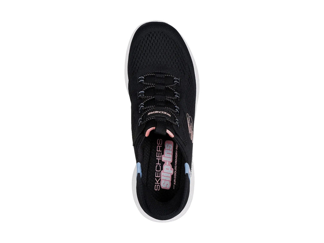Tenis deportivos Skechers para mujer en color negro con suela blanca y detalle azul lateral.