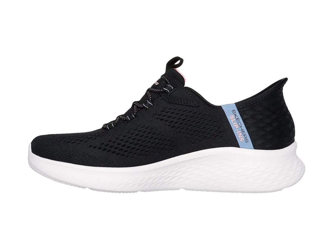 Tenis deportivos Skechers para mujer en color negro con suela blanca y detalle azul lateral.