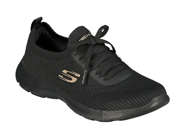 Tenis deportivos Skechers para mujer en color negro con detalles dorados y suela flexible.