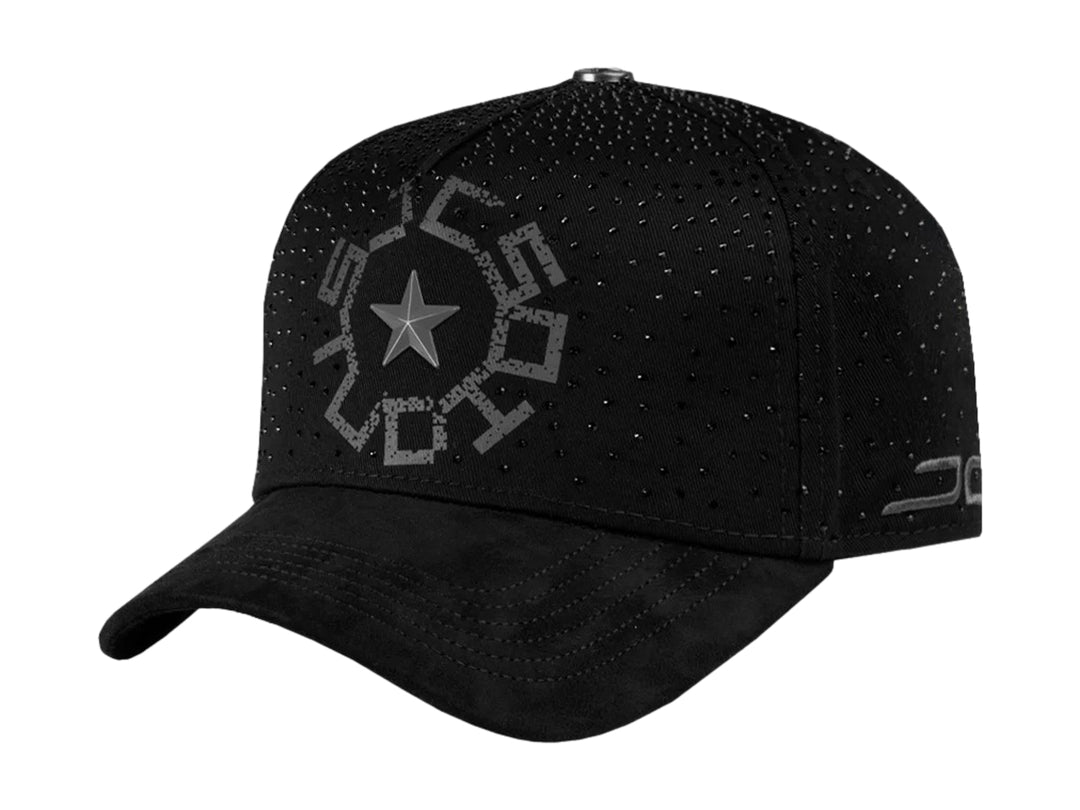 Gorra negra JC HATS con detalles de cristales y diseño de estrella en el frente.
