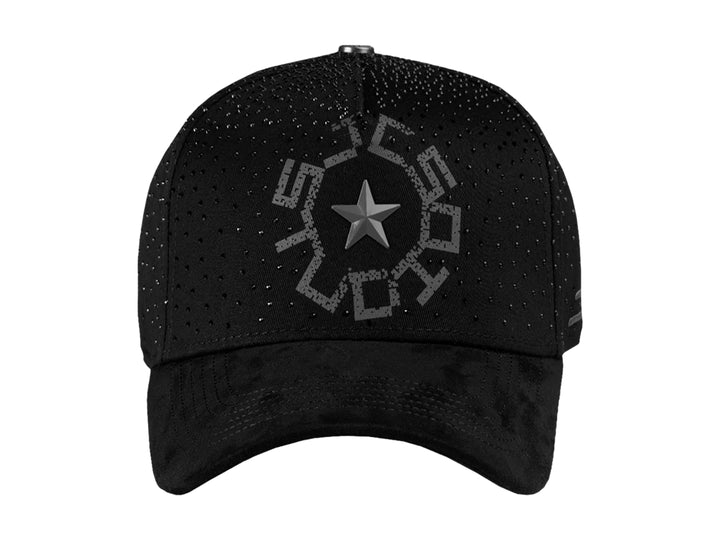 Gorra negra JC HATS con detalles de cristales y diseño de estrella en el frente.