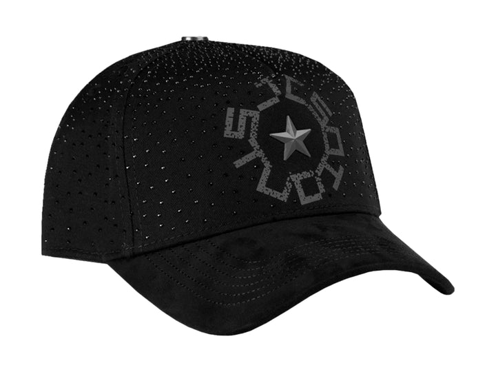 Gorra negra JC HATS con detalles de cristales y diseño de estrella en el frente.