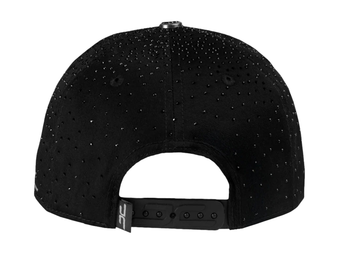 Gorra negra JC HATS con detalles de cristales y diseño de estrella en el frente.