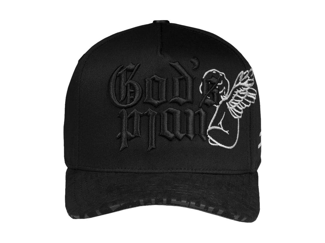 Gorra snapback negra de JC HATS con bordado de un ángel y texto en estilo gótico.