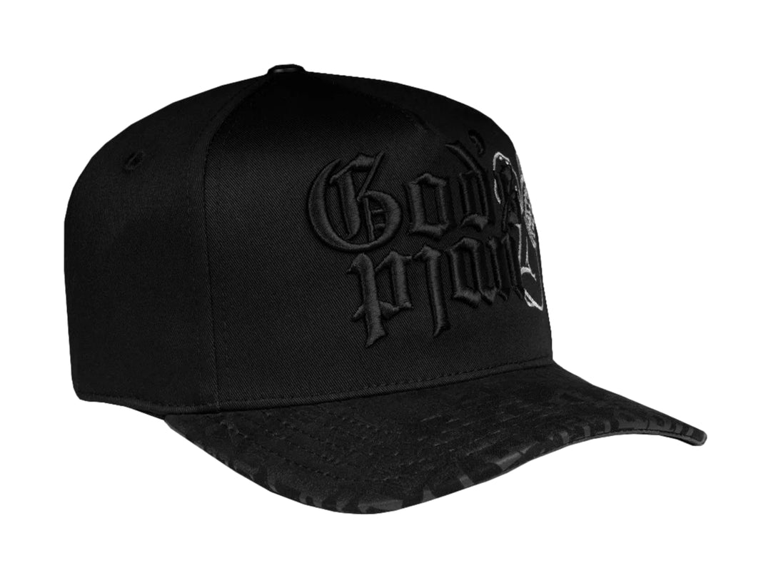 Gorra snapback negra de JC HATS con bordado de un ángel y texto en estilo gótico.