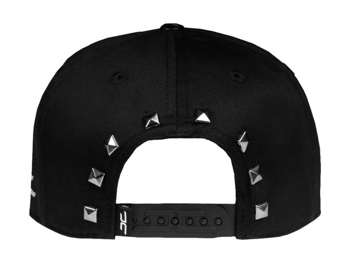 Gorra snapback negra de JC HATS con bordado de un ángel y texto en estilo gótico.