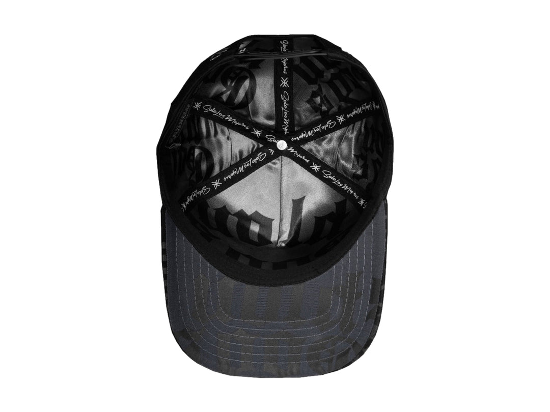 Gorra snapback negra de JC HATS con bordado de un ángel y texto en estilo gótico.