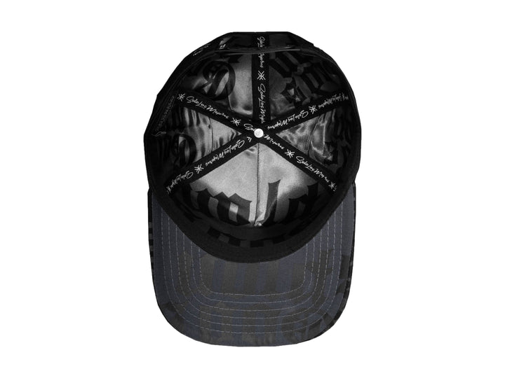 Gorra snapback negra de JC HATS con bordado de un ángel y texto en estilo gótico.