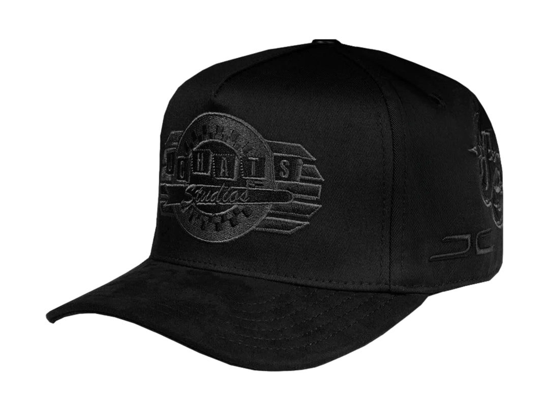 Gorra snapback color negro con logotipo bordado en relieve tono sobre tono en la parte frontal.