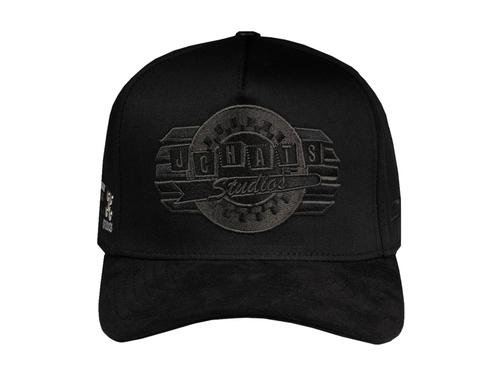 Gorra snapback color negro con logotipo bordado en relieve tono sobre tono en la parte frontal.