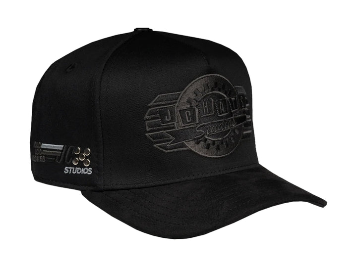 Gorra snapback color negro con logotipo bordado en relieve tono sobre tono en la parte frontal.