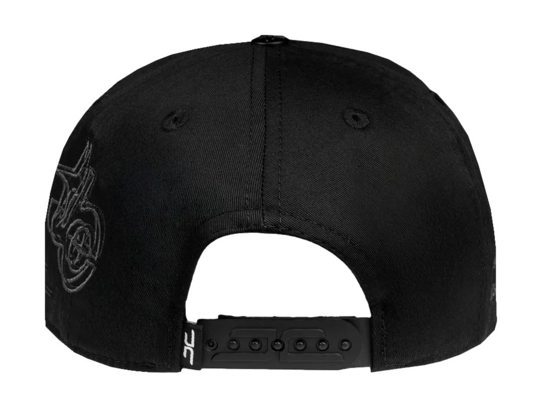 Gorra snapback color negro con logotipo bordado en relieve tono sobre tono en la parte frontal.