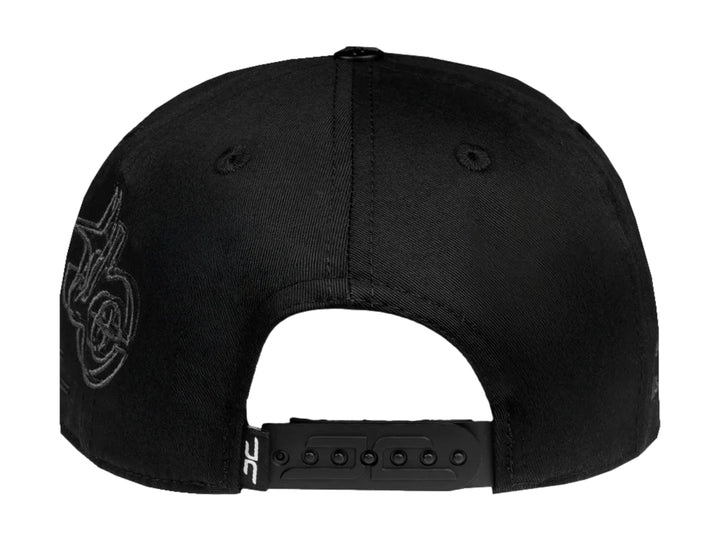 Gorra snapback color negro con logotipo bordado en relieve tono sobre tono en la parte frontal.