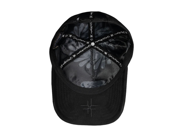 Gorra snapback color negro con logotipo bordado en relieve tono sobre tono en la parte frontal.