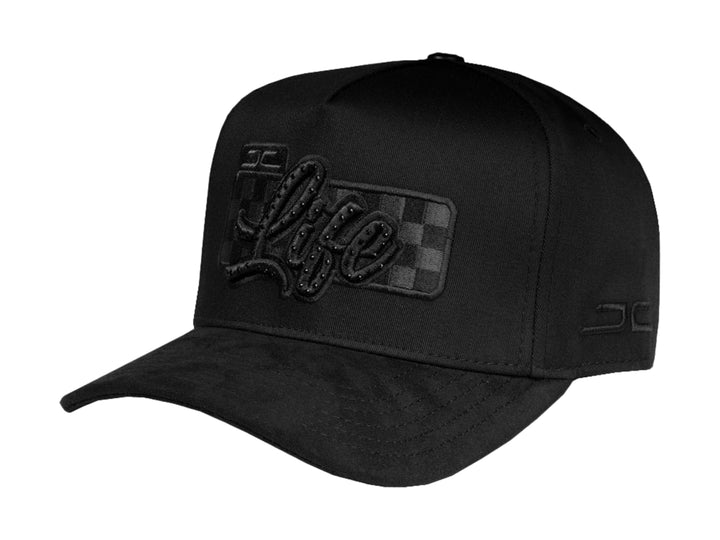Gorra snapback color negro con bordado frontal en relieve con la palabra &