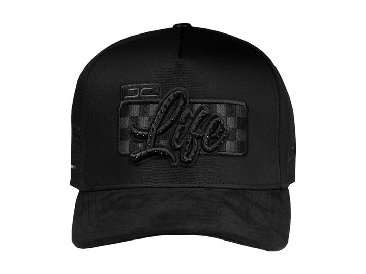 Gorra snapback color negro con bordado frontal en relieve con la palabra &
