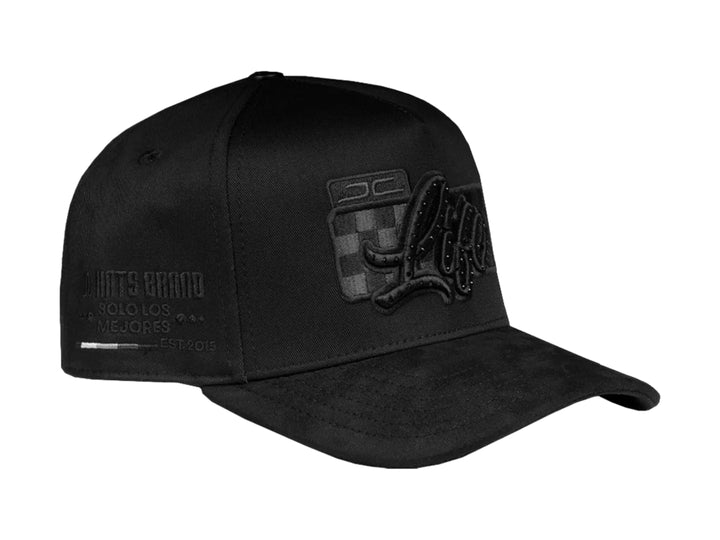 Gorra snapback color negro con bordado frontal en relieve con la palabra &