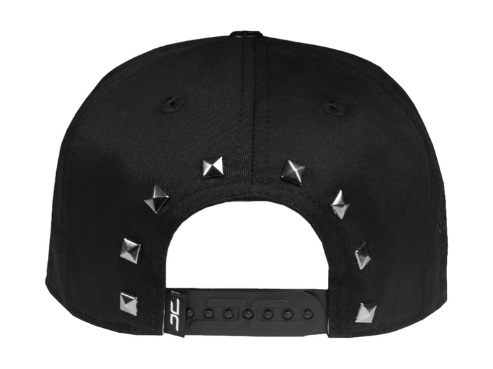 Gorra snapback color negro con bordado frontal en relieve con la palabra &