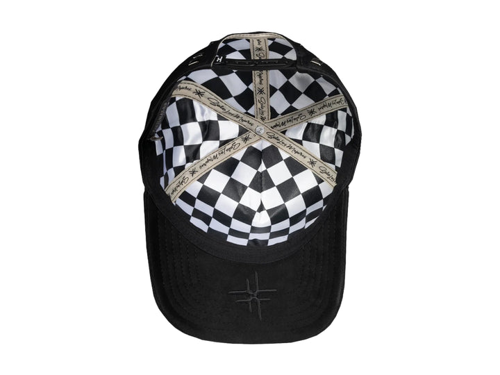 Gorra snapback color negro con bordado frontal en relieve con la palabra &