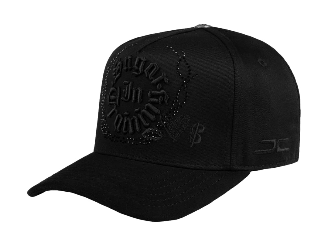 Gorra snapback color negro con bordados en relieve del texto Sugar en el frente y logo lateral.