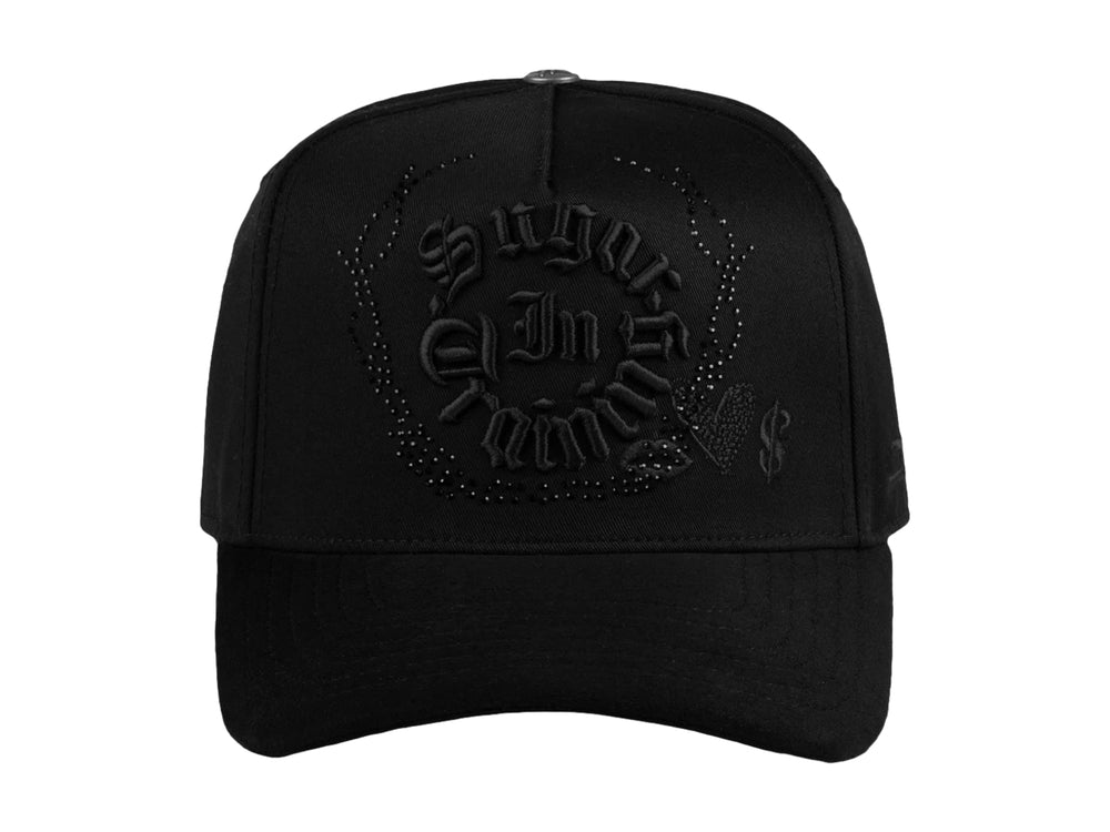 Gorra snapback color negro con bordados en relieve del texto Sugar en el frente y logo lateral.