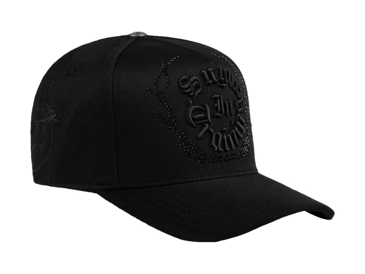 Gorra snapback color negro con bordados en relieve del texto Sugar en el frente y logo lateral.
