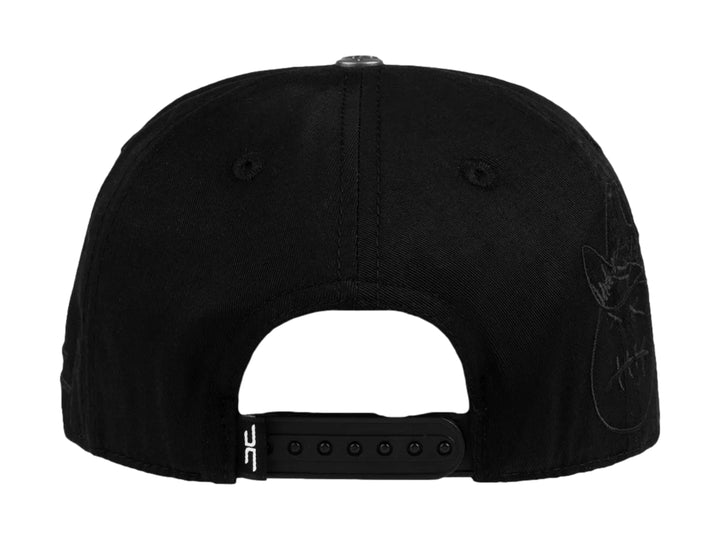 Gorra snapback color negro con bordados en relieve del texto Sugar en el frente y logo lateral.