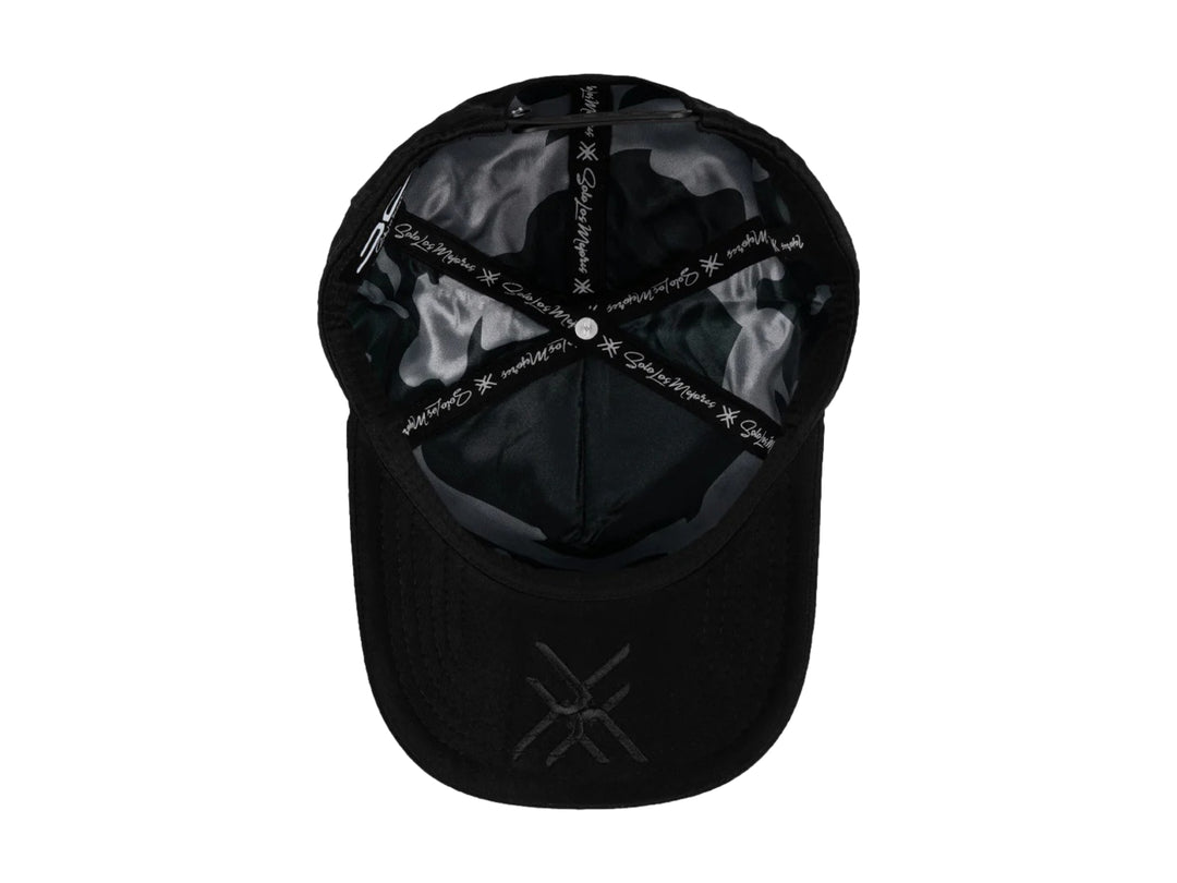 Gorra snapback color negro con bordados en relieve del texto Sugar en el frente y logo lateral.