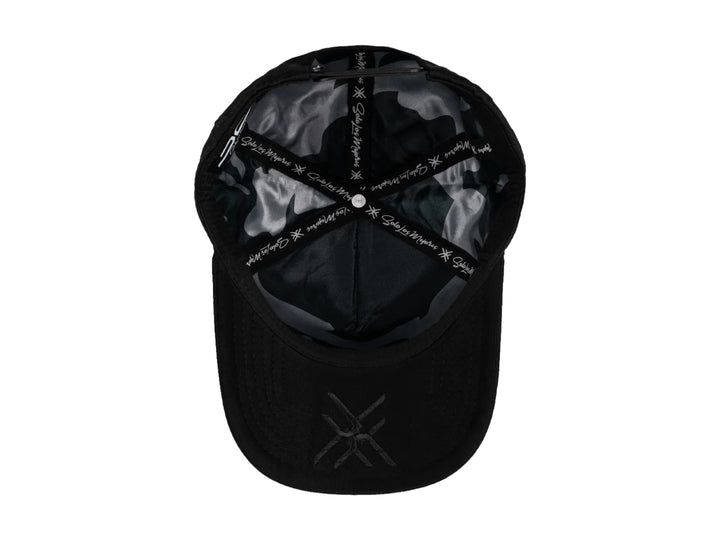 Gorra snapback color negro con bordados en relieve del texto Sugar en el frente y logo lateral.