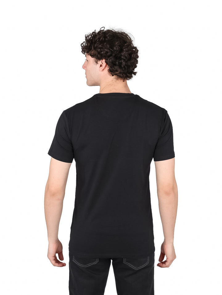Hombre vistiendo una camiseta casual de manga corta color negro con logotipo de Givenchy en el pecho.