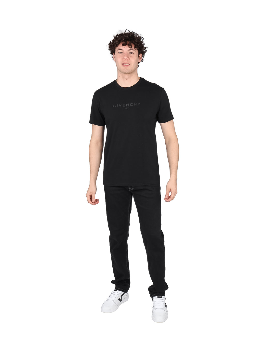 Hombre vistiendo una camiseta casual de manga corta color negro con logotipo de Givenchy en el pecho.