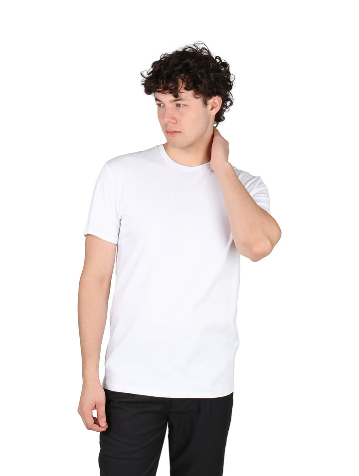 Hombre vistiendo una camiseta blanca de manga corta y cuello redondo de estilo casual.