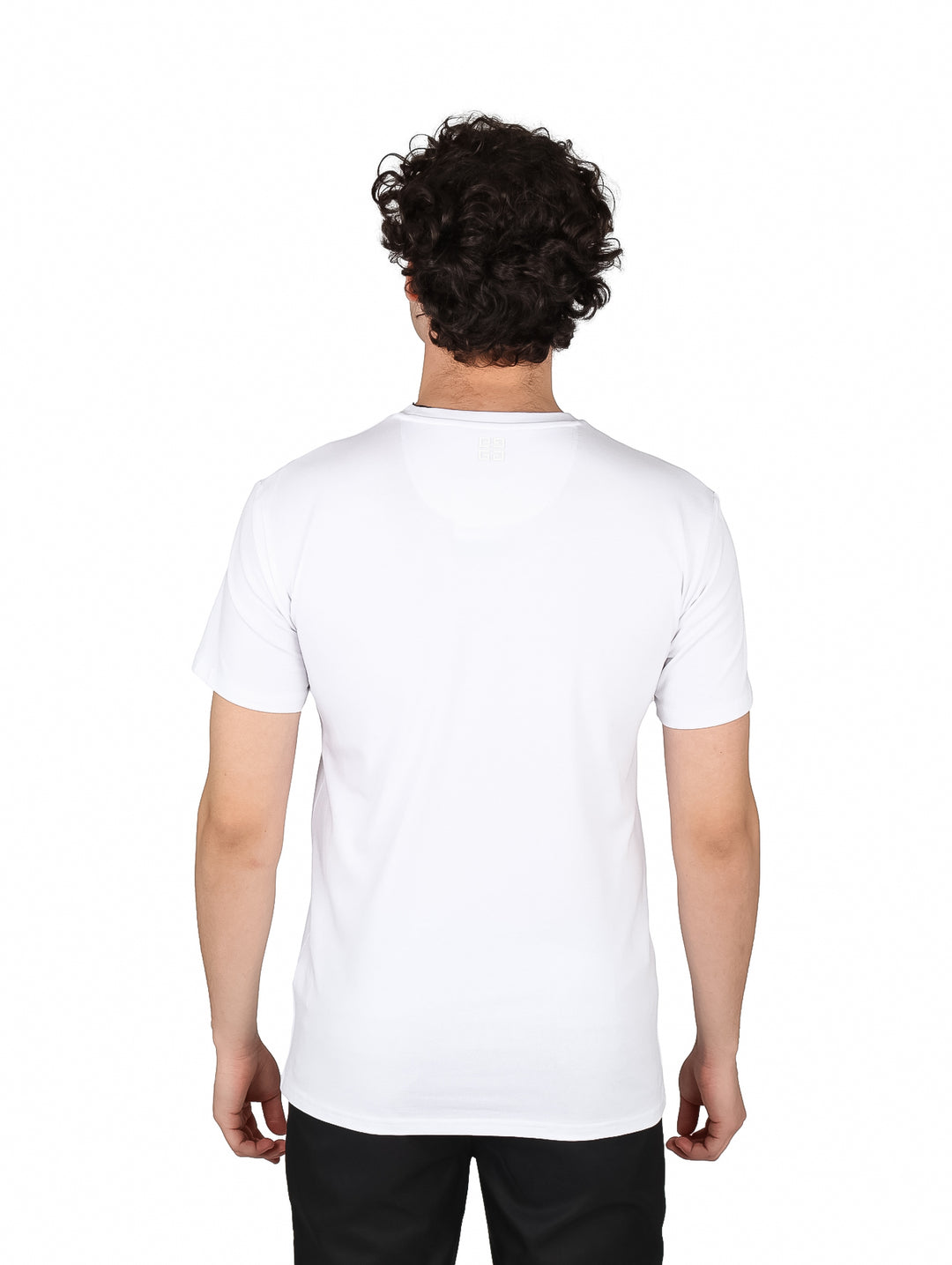 Hombre vistiendo una camiseta blanca de manga corta y cuello redondo de estilo casual.