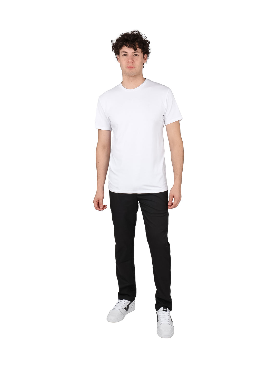 Hombre vistiendo una camiseta blanca de manga corta y cuello redondo de estilo casual.