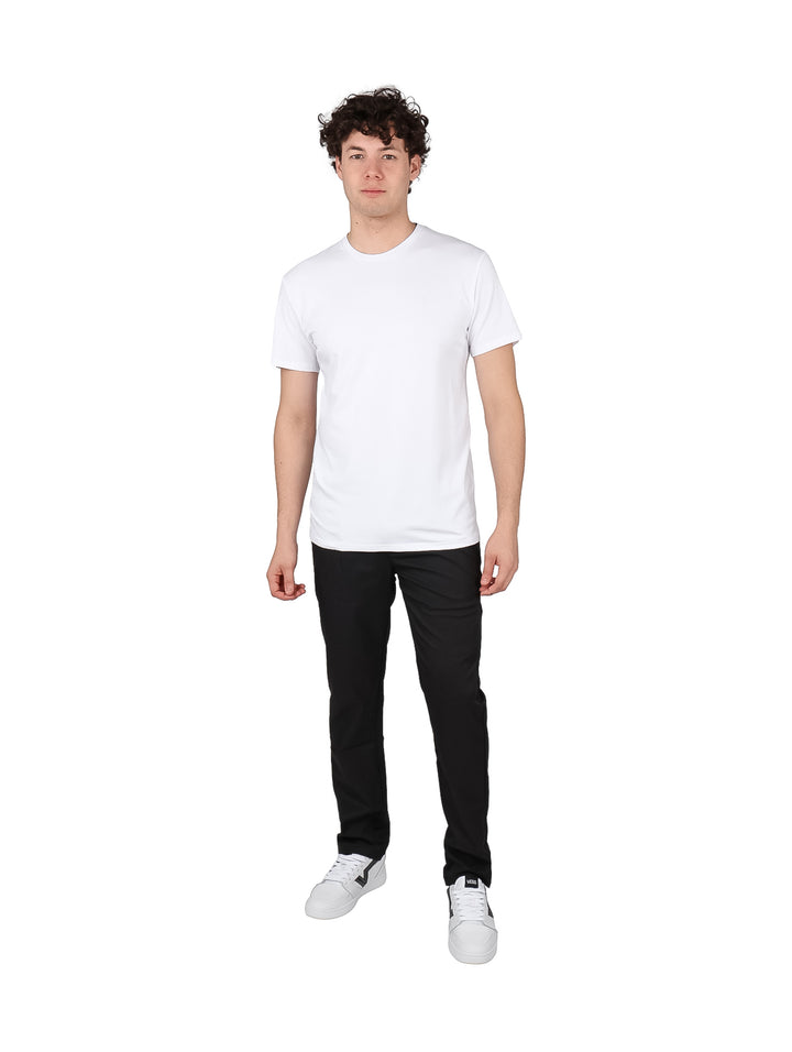 Hombre vistiendo una camiseta blanca de manga corta y cuello redondo de estilo casual.